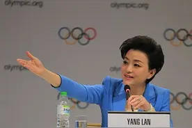 杨澜新书《世界很大幸好有你》 文字证明女人纯真与年龄无关图片