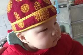 这么粗心！未满周岁的女儿竟从床上掉到地上数次！是亲生的吗？图片