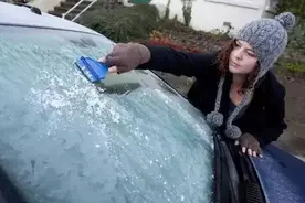 汽车变冰车？爱车冻住该咋办？图片