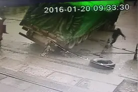 惊魂三秒 大货车底下死里逃生图片