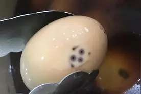 为什么鸡蛋黄上有黑斑，吃了会不会中毒啊？看完涨知识了视频封面