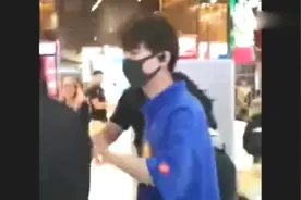 保安阻止粉丝靠近被王俊凯拦下“别挡” 如此暖心爱豆不多见了视频封面