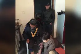 袁立不顾网络恶评 探望老兵为其洗脚视频封面