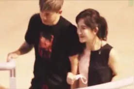 谢娜穿露背吊带出行，夫妻挽手寸步不离视频封面