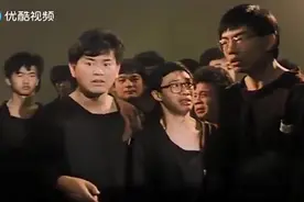 这小伙厉害了，第一天入狱就打监狱老大，装傻充愣技术一流！