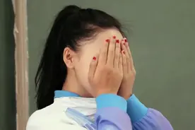 《变形计》媚娘卸妆后不敢面对同学，一转身小哥哥看呆了