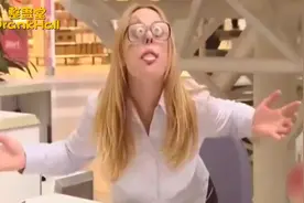 国外爆笑街头恶搞：收银员把自己化成丑女，商场客人吓愣住视频封面