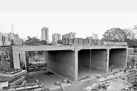 苗园路铁路涵洞改造工程加大力度施工图片
