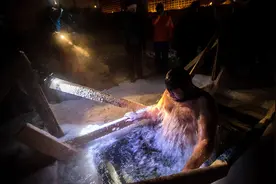 俄东正教徒在冰水中沐浴庆祝主显节.图片