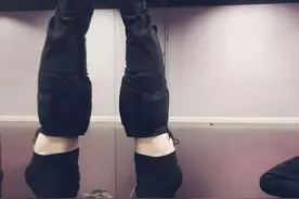 邓紫棋倒立露腰秀马甲线 but被镜子出卖了？图片