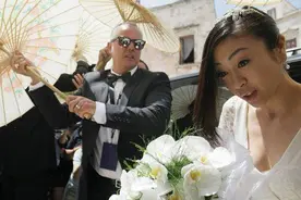宇多田光喂母乳 自爆漏奶好苦恼图片
