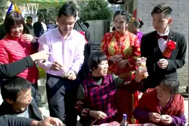 广西桂林一农家办喜酒，新郎和新娘敬酒时，一定要配上这首情歌视频封面