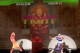 还记得当年的街头霸王吗 真人版春丽PK达尔锡视频封面