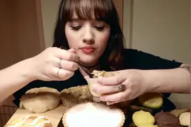 小姐姐吃美味蛋糕，美味诱惑，你能挡得住吗视频封面