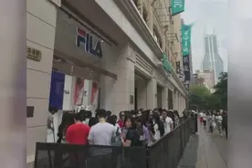王源代言新品线下发售 粉丝门口排长龙大部分还都是男的？