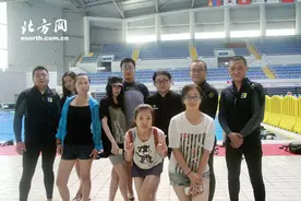 体育俱乐部网友化身美人鱼 纯净水域享趣味潜水图片