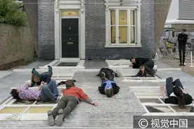 伦敦街头，艺术家打造超现实镜面装置 “飞檐走壁”轻松办到图片