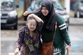 大马穆斯林女生用头巾为华裔老妇挡雨 网民点赞图片
