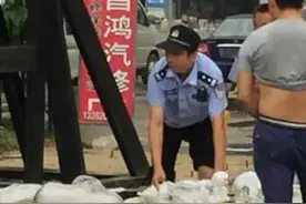 民警光脚站水中执勤引60万网友围观称赞！今日雨情如何？来看~图片
