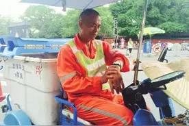 巴适 环卫工戴智能手环上班 遗憾 用了一个月，修了两三次图片