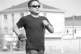 他发明了一款光脚运动的装备 一双奇特袜子背后的梦想图片