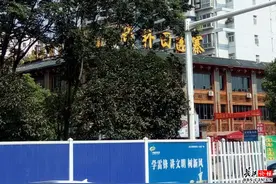 餐馆竖两块招牌太惹目 存违规之嫌图片