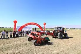 全系列牧草设备的盛宴—2016格兰集团牧草机械演示会图片