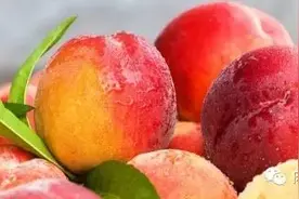 厨房妙招：轻松清洗桃子，不被桃毛困扰。图片