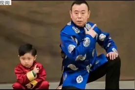 潘长江隔代基因太强大了！外孙越长越像姥爷，潘阳夫妻有何想法？视频封面