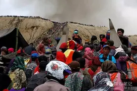 印尼婆罗摩火山喷发，引来一场现代祭祀仪式图片