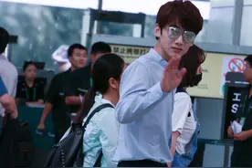 实力舔屏！“奶油小生”白敬亭唇红齿白帅翻天 获众多粉丝送机人气旺图片