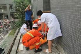 成都一在建楼盘工人坠楼 受伤严重当场昏迷图片
