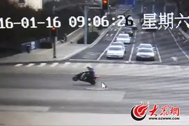 小伙街头耍起“摩托抬头” 当天被逮进拘留所图片