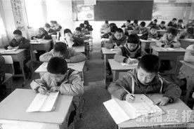 宁乡一小学考试“无人监考” 老师偷偷在窗外看图片