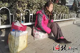 河北保定:五旬女子街头流浪半年 盼回家过年图片
