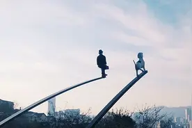 五天四夜追随RM暴走首尔 篇二：D1 去看MBC广场的对指小人啦图片