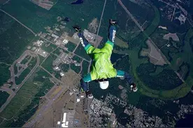 不带降落伞，不穿飞行服，男子从7000多米高空跳下，成功“落网”图片