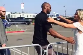 美女主持人晒自己拥抱科比的视频图片