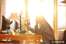 软妹子变女汉子！Baby学生装清新出场 游戏扛大刀变红衣女侠图片