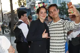 最萌表情包！“分歧女”谢琳呲牙挤鼻 与男粉丝玩自拍亲和力满分图片