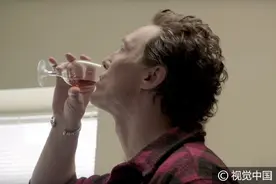 酒鬼影帝！马修麦康纳红格衫休闲帅气 大口品尝威士忌一脸满足图片