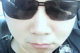 又磨皮了吧?岳云鹏自拍照皮肤白皙似少年图片