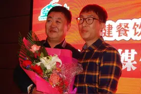 包头“牛人”垂钓赢来“路虎车”图片