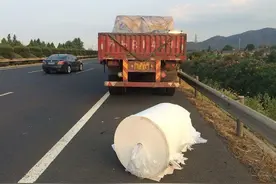 高速上掉下一卷卫生纸：重800斤 惊动吊车出场清障图片