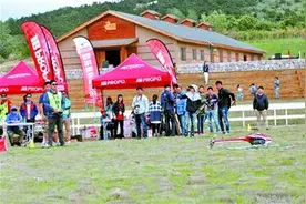 青岛办直升机航模特技邀请赛 30名选手齐聚黄岛图片