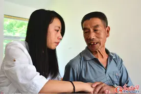 卖柴老汉18年养大弃婴考上大学， 不舍离别图片