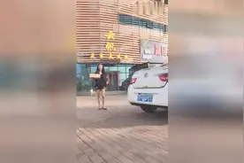 恶搞媳妇，把一个假人放在汽车后尾箱，她看到了跑都跑不赢！视频封面