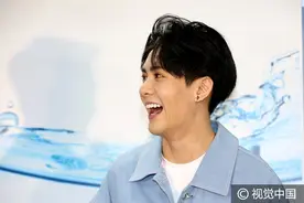 “大眼仔”曾舜晞沈阳捞金帅气可爱 为女顾客涂抹防晒霜惹人嫉妒图片