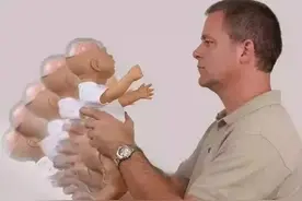 面对BABY哭闹不止，你只知道左右摇晃这一招吗？还是最危险的一招！图片