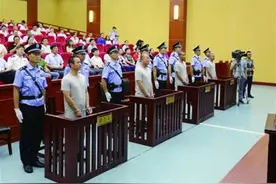 “油耗子”输油管道上打孔 导致百余吨原油泄漏图片